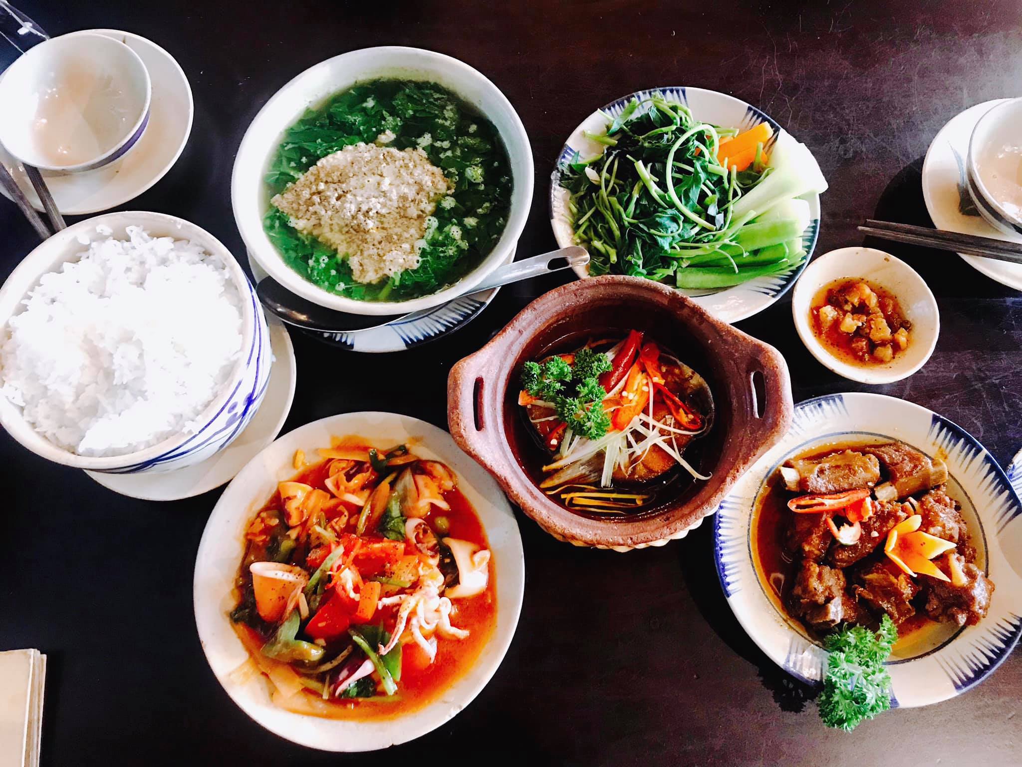 Trong đời sống hằng ngày, gạo giữ vai trò là nguồn cung cấp năng lượng chính cho phần lớn người dân Việt Nam.