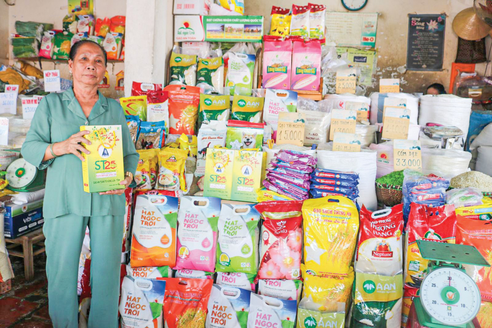 Phân khúc gạo cao cấp là nhóm sản phẩm thể hiện sự khác biệt rõ rệt nhất về chất lượng, đặc biệt ở các yếu tố như mùi thơm, độ dẻo, độ mềm và vị ngọt tự nhiên của cơm.