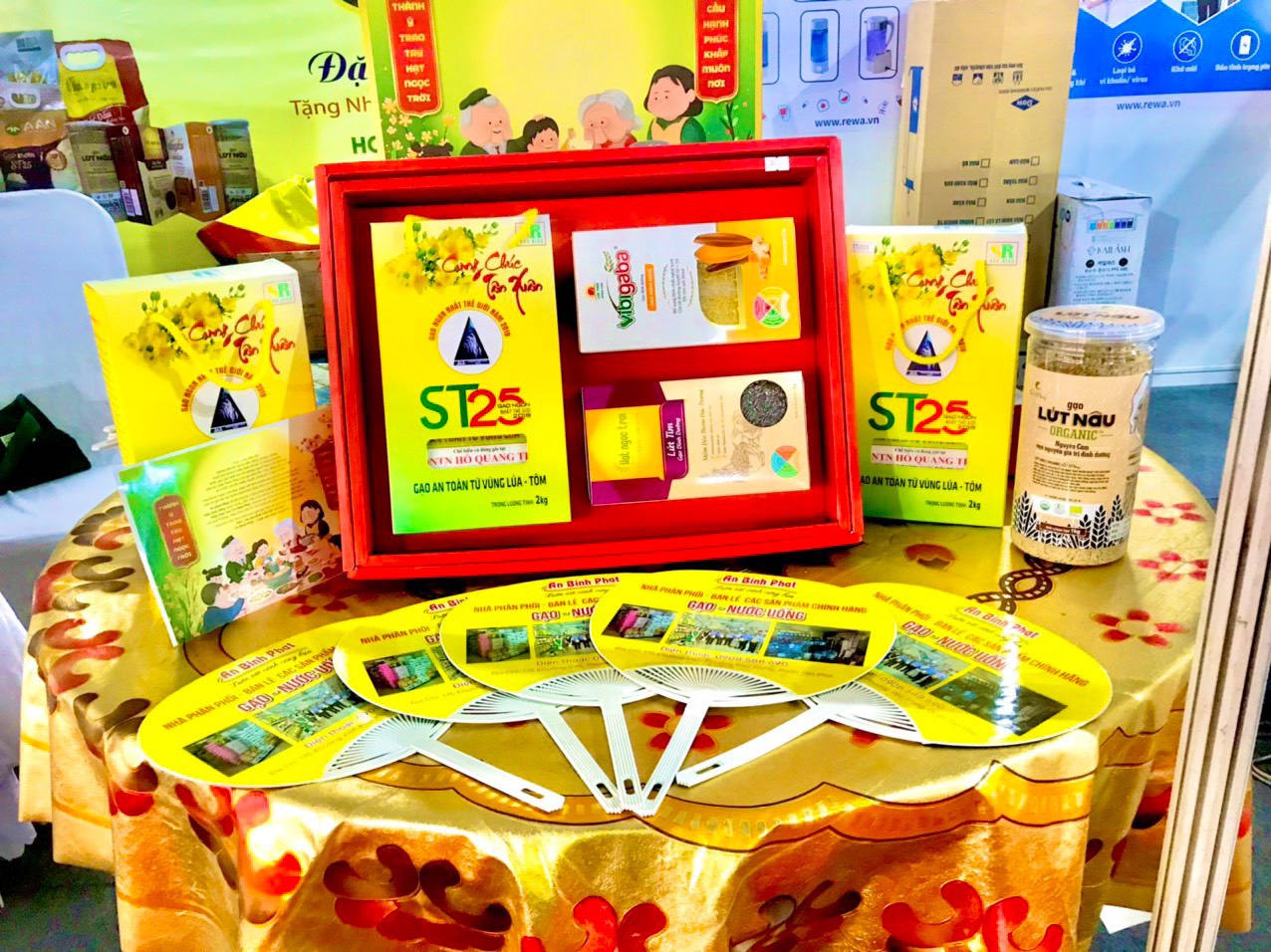 Bao bì và cách trình bày – yếu tố quyết định sự “sang” của gạo quà biếu