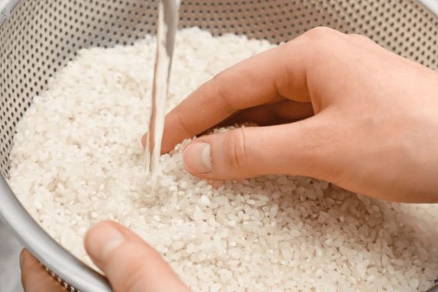Vo gạo đúng cách để cơm ngon hơn