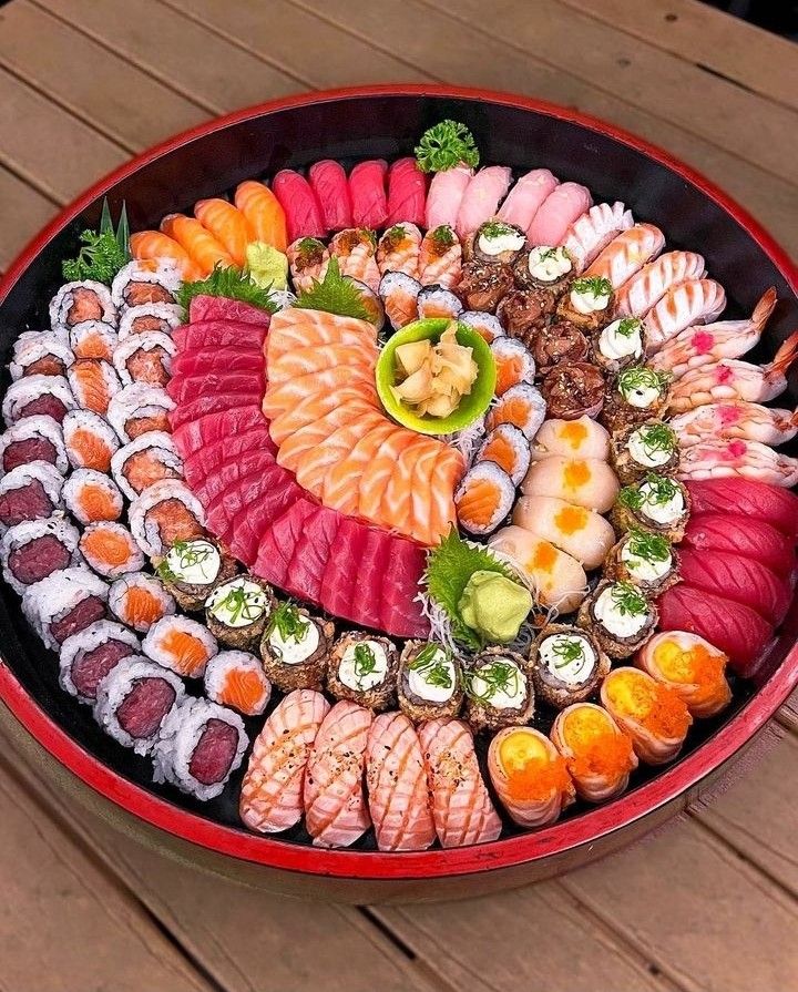 Gạo làm sushi thường là gạo hạt tròn, có hàm lượng amylopectin cao, giúp cơm sau khi nấu có độ dẻo và độ kết dính tốt.