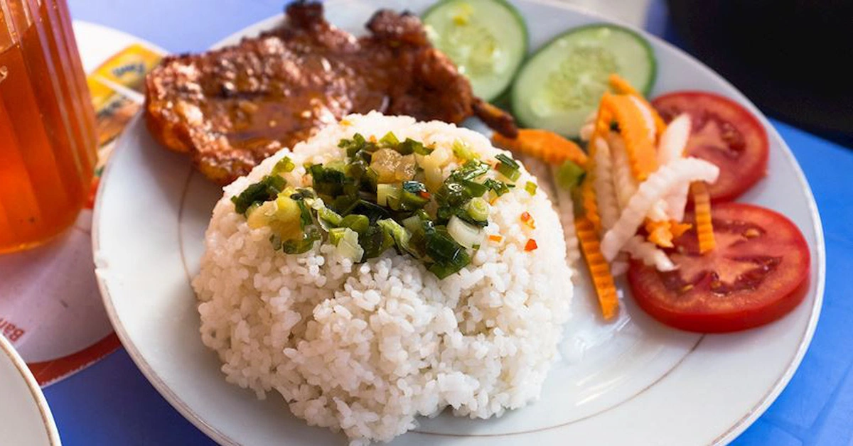 Cơm tấm là món ăn đặc trưng của ẩm thực Việt Nam, thường sử dụng hạt gạo tấm, tức là phần hạt gạo bị vỡ trong quá trình xay xát.