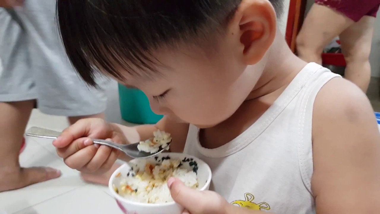 Có nên cho trẻ ăn chung một loại gạo với cả gia đình?