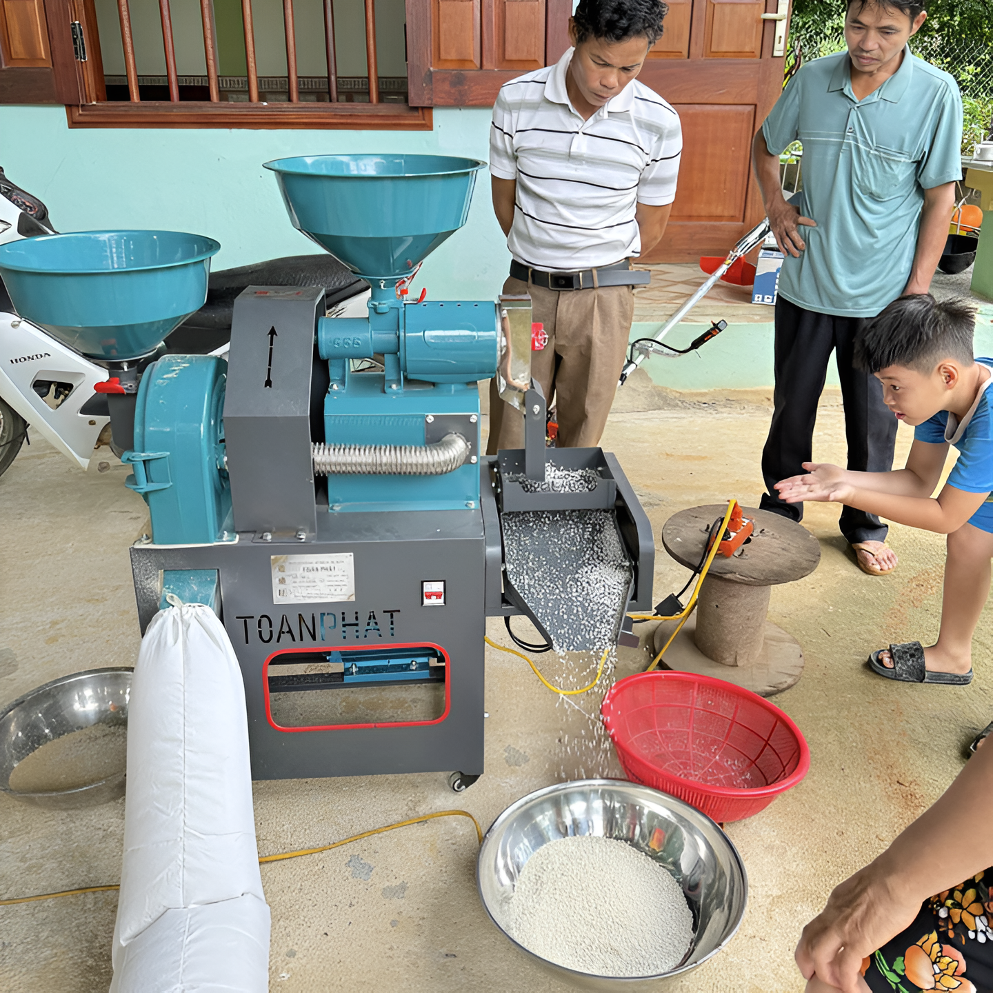 Sau các bước làm sạch và phân loại, lúa sẽ được đưa vào công đoạn bóc vỏ hạt, hay còn gọi là xay xát lúa.