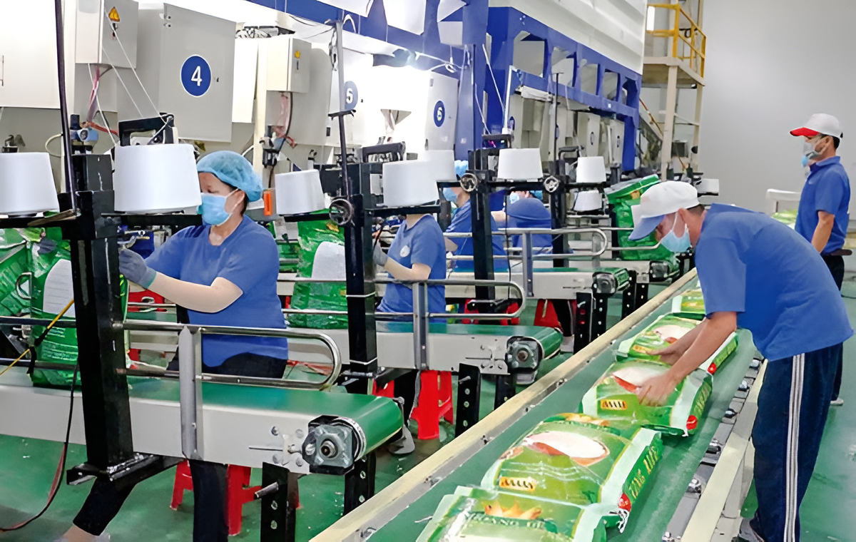 Trong quá trình chế biến gạo, công đoạn bóc vỏ chỉ mới loại bỏ phần trấu bao quanh hạt thóc, nhưng sản phẩm thu được vẫn là một hỗn hợp gồm nhiều thành phần khác nhau.