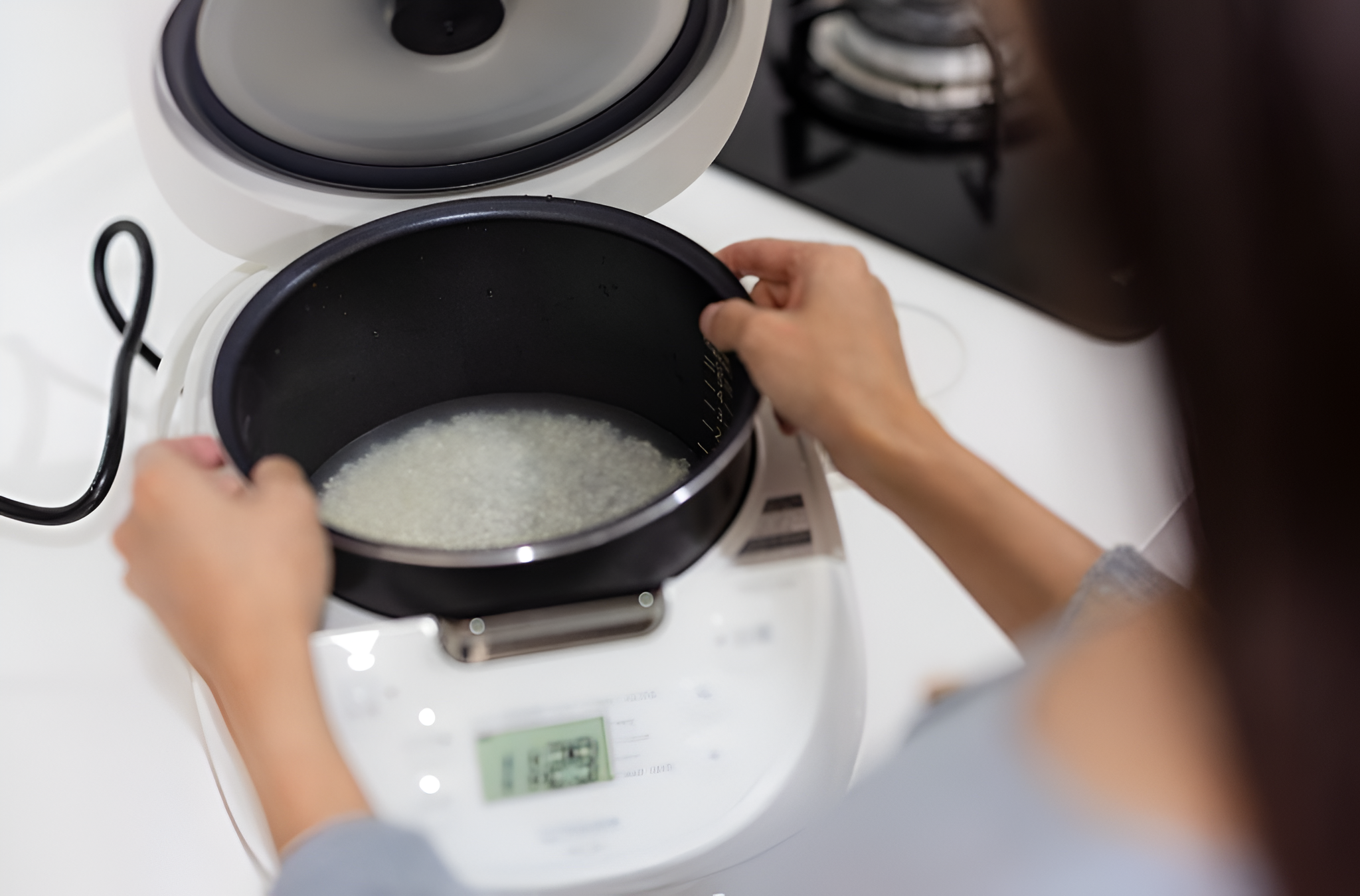 Sau khi vo, đong nước là bước quan trọng nhất khi nấu ST25.