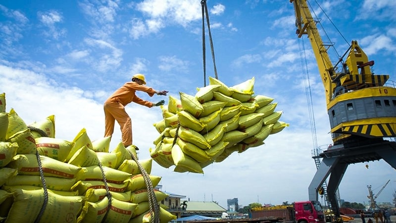 philippines-nhap-khau-ky-luc-gao-viet-nam-va-con-sot-vang-trang